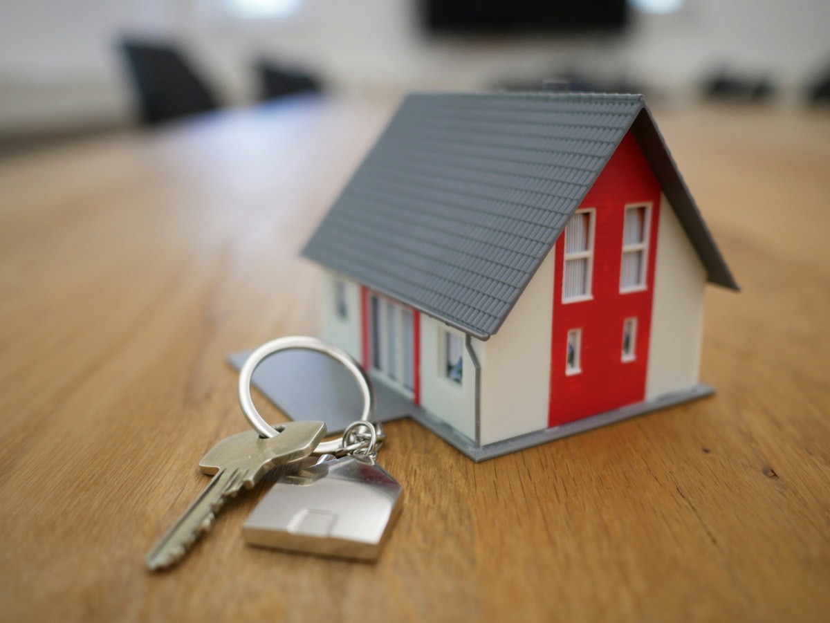 House keys and a model home, example for tenant deposit and rental law questions